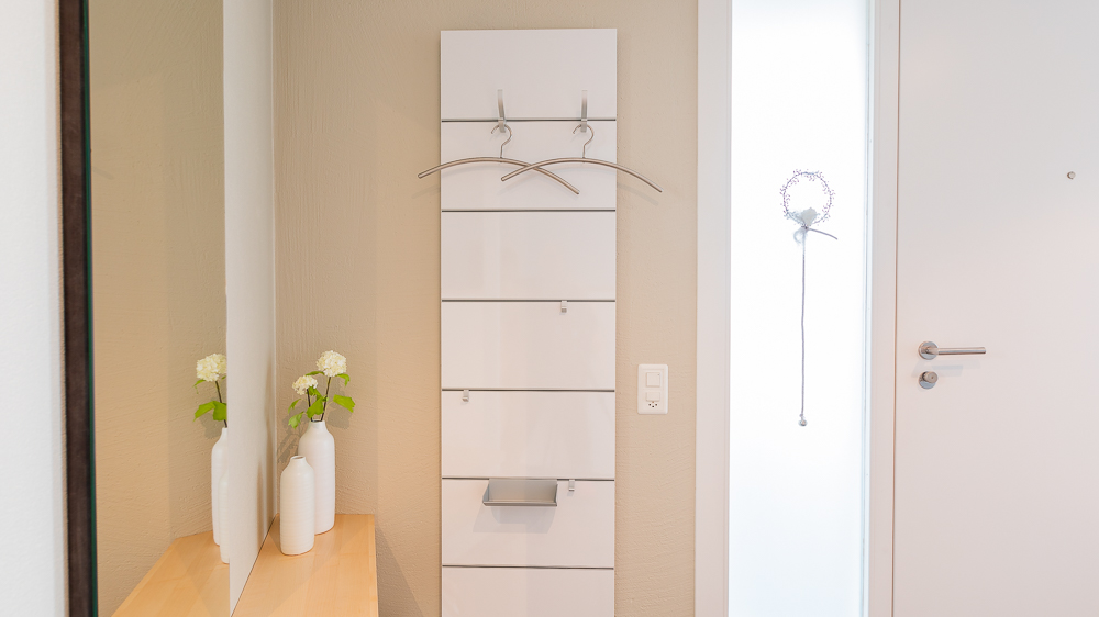 Eine (Bijou-)Garderobe auf engstem Raum, Kym Innenarchitektur & Schreinerei GmbH